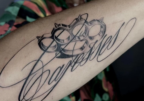 Featured image - Tatouage signature _ reproduire l'écriture manuscrite d'un proche - The Black Hat Tattoo