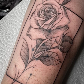 Rose dans rectangle - Tatouage de Rose - Black Hat Tattoo Nice- tatouage Nice - The Black Hat Tattoo