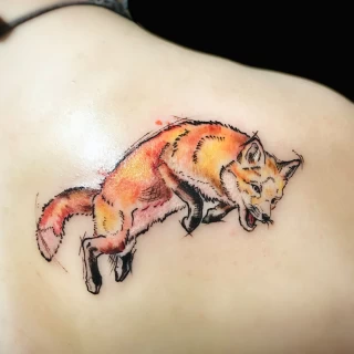 Tatouage de renard en couleurs sur dos - Black Hat Tattoo Nice- tatouage Nice - The Black Hat Tattoo