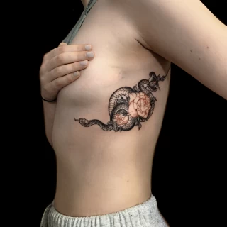 Tatouage seprent et fleurs sur le coté - Tatouage Serpent - Black Hat Tattoo Nice- tatouage Nice - The Black Hat Tattoo