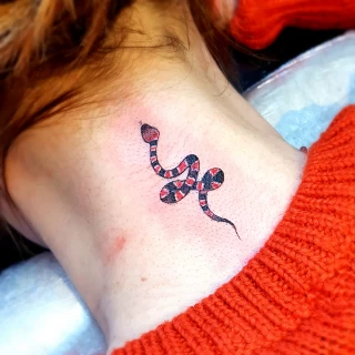 Minimalist tataoueg seprent cou - Tatouage Serpent - Black Hat Tattoo Nice- tatouage Nice - The Black Hat Tattoo