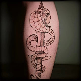 Tataoueg de serpent et d'une epée sur le dos de la jambe - Tatouage Serpent - Black Hat Tattoo Nice- tatouage Nice - The Black Hat Tattoo