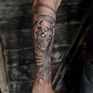 Tatouage de la mort ou faucheuse - Blackwork Darkwork - Black Hat Tattoo Nice  - tatouage Nice - The Black Hat Tattoo