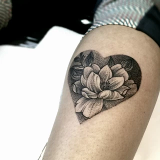 Tatouage d'un motif floral a l'intérieur d'une forme de coeur sur le bras - Blackwork Darkwork - Black Hat Tattoo Nice  - tatouage Nice - The Black Hat Tattoo