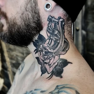 The Black Hat Tattoo Dublin 2022 - Neotraditionnal Neotrad tattoo. tattoo gun machine - The Black Hat Tattoo