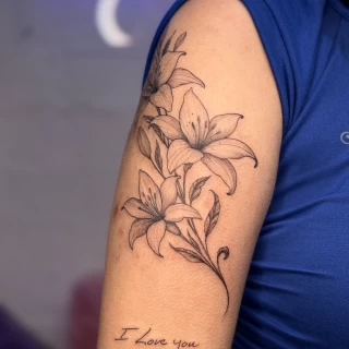 Inna - artiste résidente - Black Hat Dublin - fine line - The Black Hat Tattoo