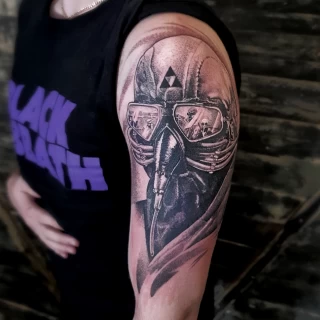 soldat masque toxique - Tatouage realiste, Microrealiste et portraits  - Black Hat Tattoo Nice - Tatouage Nice - The Black Hat Tattoo