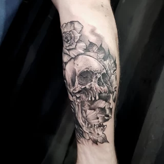 Tatouage d'un crâne en neotraditionnel - Tatouage de Crâne - Black Hat Tattoo Nice- tatouage Nice - The Black Hat Tattoo