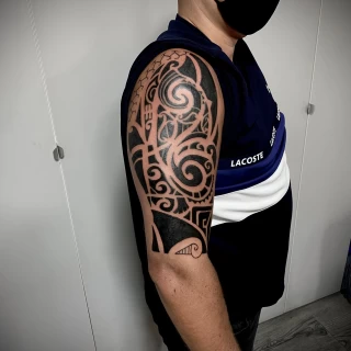 Demie manchette  - Tatouage Tribal Neo Tribal et Maori - Black Hat Tattoo Nice- tatouage Nice - The Black Hat Tattoo