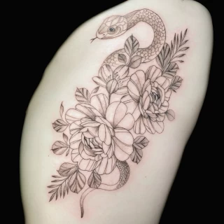 Serpent et fleurs - Tatouage Serpent - Black Hat Tattoo Nice- tatouage Nice - The Black Hat Tattoo
