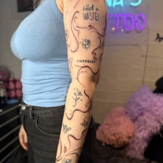 Inna - artiste résidente - Black Hat Dublin - fine line - The Black Hat Tattoo