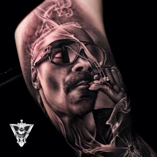 Stifler guest artiste tatouage réaliste noir et gris - The Black Hat Tattoo