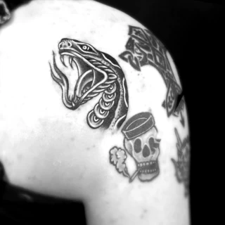 Tete de serpent noir et gris sur épaule - Tatouage Serpent - Black Hat Tattoo Nice- tatouage Nice - The Black Hat Tattoo