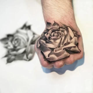 Tatouage d'une rose realiste sur la main - Tatouage de Rose - Black Hat Tattoo Nice- tatouage Nice - The Black Hat Tattoo