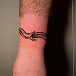 Tatouage bracelet en serpent - Tatouage Serpent - Black Hat Tattoo Nice- tatouage Nice - The Black Hat Tattoo