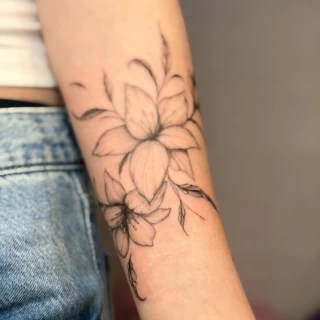 Inna - artiste résidente - Black Hat Dublin - fine line - The Black Hat Tattoo