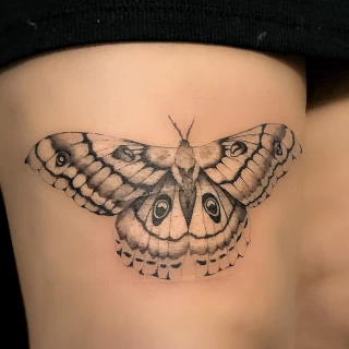 Tatouage Papillon sur la jambe lignes fines - Black Hat Tattoo Nice- tatouage Nice - The Black Hat Tattoo
