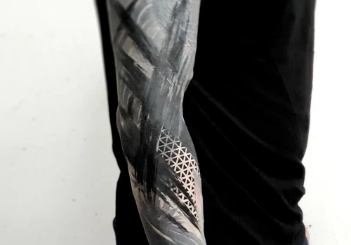 Featured image - Tatouage Verseau _ que signifie ce signe et comment l’illustrer - The Black Hat Tattoo