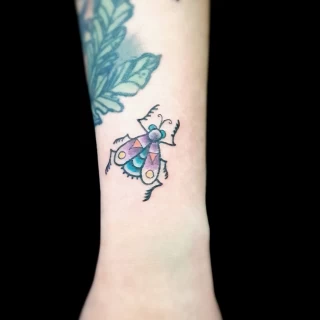 Tatouage Insectes - mouche olde school couleur sur poignet - Nice - The Black Hat Tattoo