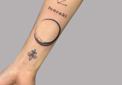 Featured image - Dates, mots et citations _ l’art du lettrage pour un tatouage en duo- Tatouage Nice - Black Hat Tattoo Nice - The Black Hat Tattoo