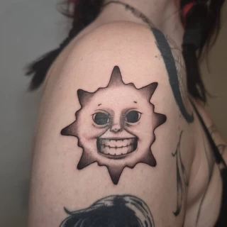 Helena apprentie tatouage soleil - The Black Hat Tattoo
