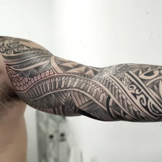 Manchette entière - Tatouage Tribal Neo Tribal et Maori - Black Hat Tattoo Nice- tatouage Nice - The Black Hat Tattoo
