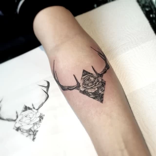 Tatouage Cerf - Nice - microrealisme - The Black Hat Tattoo