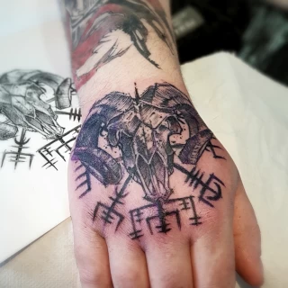 Crane de chèvre et runes viking - Tatouage mains et doigts - Black Hat Tattoo Nice- tatouage Nice - The Black Hat Tattoo