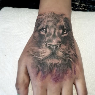 Lion realiste sur mainn - Tatouage de Lion - Black Hat Tattoo Nice- tatouage Nice - The Black Hat Tattoo