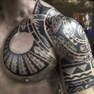 Sur torse et bras - Tatouage Tribal Neo Tribal et Maori - Black Hat Tattoo Nice- tatouage Nice - The Black Hat Tattoo
