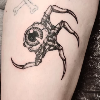 Séarlait - artiste junior - Black Hat Dublin - blackwork - The Black Hat Tattoo