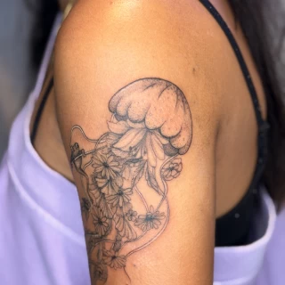 Inna - artiste résidente - Black Hat Dublin - fine line - The Black Hat Tattoo