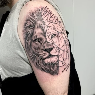 Tatouage de Signe Astrologique- Black Hat Tattoo Nice - Lion signe de feu- tatouage Nice - The Black Hat Tattoo