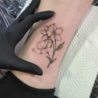 Petit tatouage fleur cheville Nice - The Black Hat Tattoo