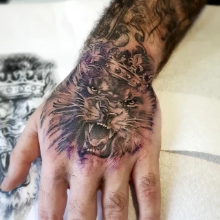 Realistic Lion - Tatouage mains et doigts - Black Hat Tattoo Nice- tatouage Nice - The Black Hat Tattoo