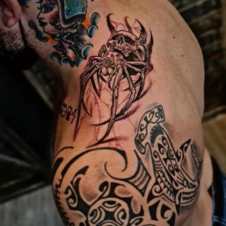 Tatouage Insectes - Araignée sur épaule cou darkwork - Nice - The Black Hat Tattoo