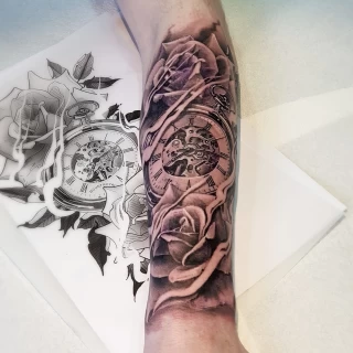 Montre de poche et roses en réalism - Tatouage de Rose - Black Hat Tattoo Nice- tatouage Nice - The Black Hat Tattoo