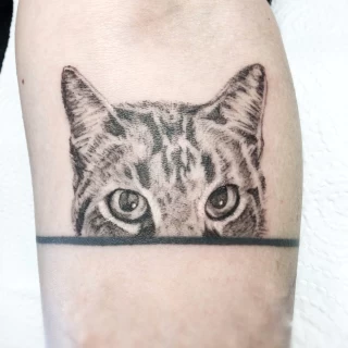 Tatouage de chat tete noir et gris -  - Tatouage animaux de compagnie  - Black Hat Tattoo Nice- tatouage Nice - The Black Hat Tattoo