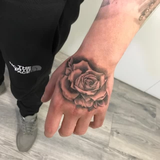 Tatouage realistic main roses - Tatouage de Rose - Black Hat Tattoo Nice- tatouage Nice - The Black Hat Tattoo