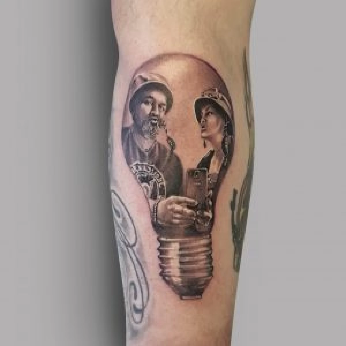 Sergy_photorealistic_portrait_lightbulb_leg_theBlackHat2020-300x300