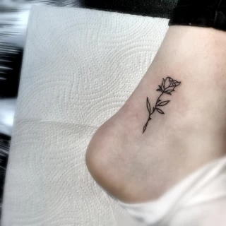 Tatouage minimal rose - Tatouage de Rose - Black Hat Tattoo Nice- tatouage Nice - The Black Hat Tattoo