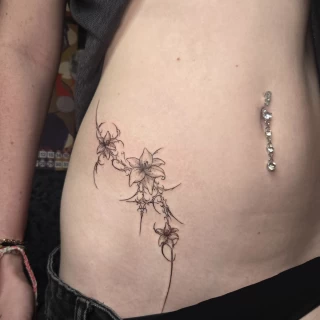 Helena apprentie tatouage fleurs tribal - The Black Hat Tattoo