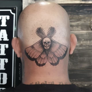 Tatouage Insectes - papillon de nuit phalène sur crâne- Nice - The Black Hat Tattoo