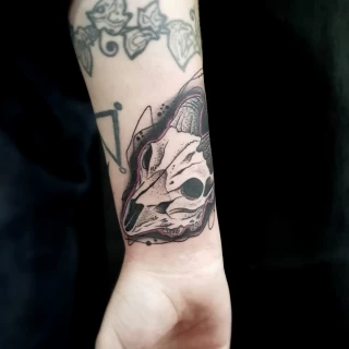 Tatouage d'un crâne de chèvre - Tatouage de Crâne - Black Hat Tattoo Nice- tatouage Nice - The Black Hat Tattoo