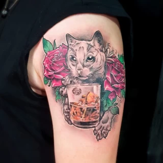 Tatouage de chat avec whisky -  - Tatouage animaux de compagnie  - Black Hat Tattoo Nice- tatouage Nice - The Black Hat Tattoo