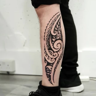 Tribal sur mollet - Tatouage Tribal Neo Tribal et Maori - Black Hat Tattoo Nice- tatouage Nice - The Black Hat Tattoo