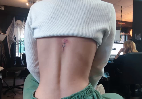 Featured image - Tatouage sur le dos _ une douleur variable selon l’endroit - The Black Hat Tattoo