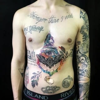 Tatouage Insectes - Phalène et watercolor sur sternum - Nice - The Black Hat Tattoo