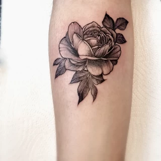 Tatouage de fleur rose - Blackwork Darkwork - Black Hat Tattoo Nice  - tatouage Nice - The Black Hat Tattoo