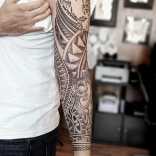 Manchette - Tatouage Tribal Neo Tribal et Maori - Black Hat Tattoo Nice- tatouage Nice - The Black Hat Tattoo